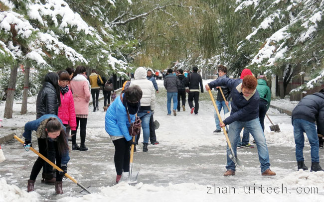 銷售團(tuán)隊(duì)馬路除雪留念